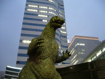 Godzilla_Statue_12univ.jpg