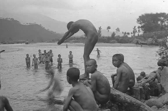 魚野川で泳遊する子供たち。